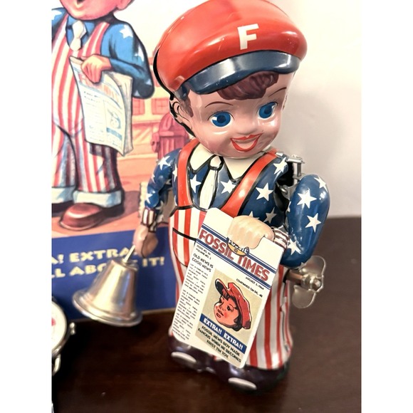 Vintage Fossil LE9490 Limited Edition News Boy Wind Up Tin Toy Set Watch - Picture 3 of 10